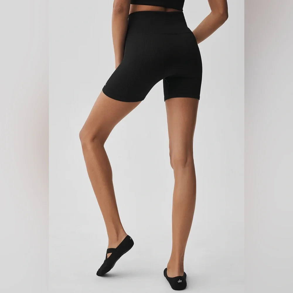 ALO YOGA | ✨NEW✨ Seamless Ribbed Favorite Short in Black
